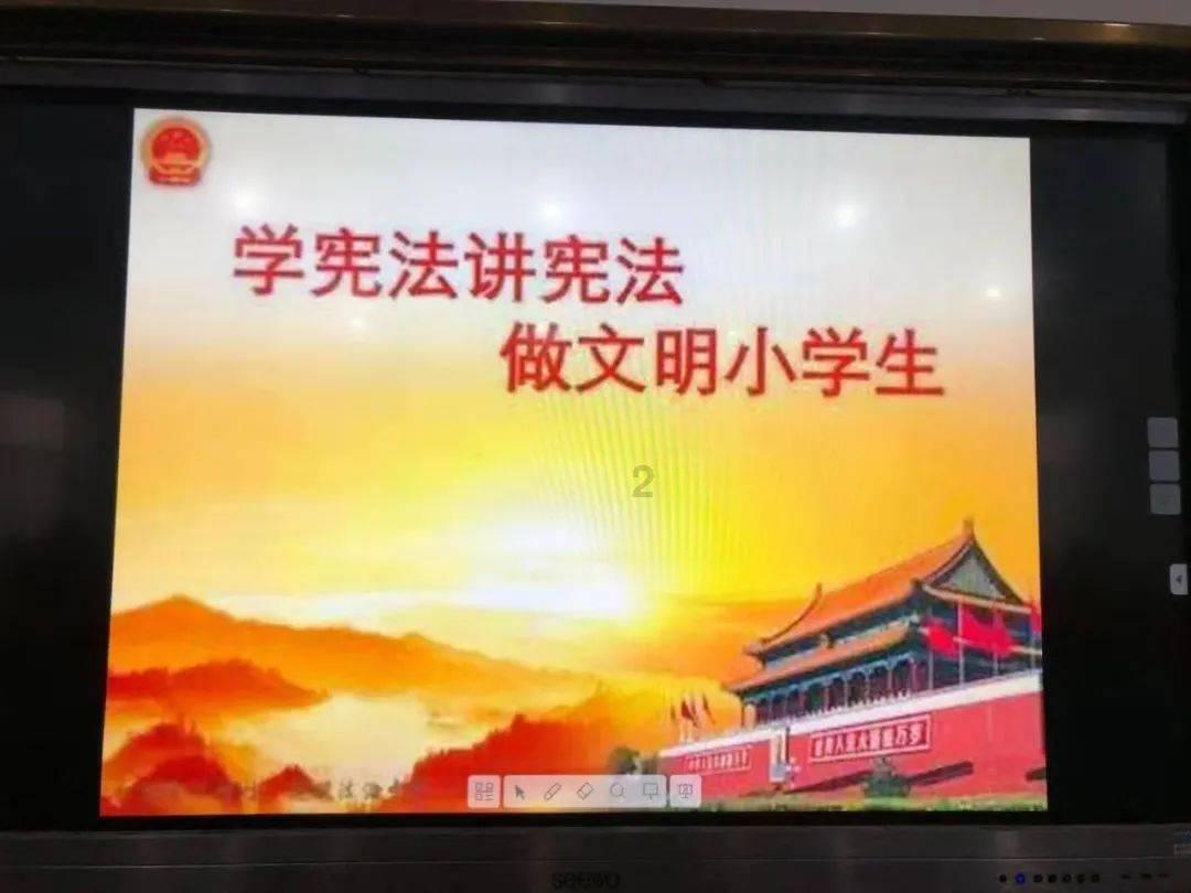 探索红色搭浅蓝色大衣好看吗?世界